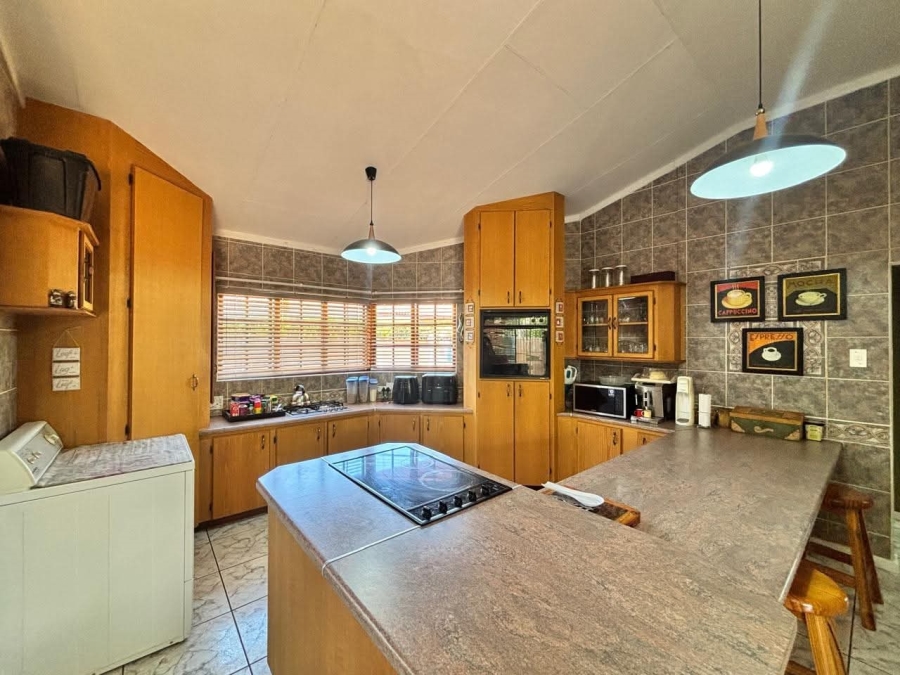 6 Bedroom Property for Sale in Mooivallei Park North West